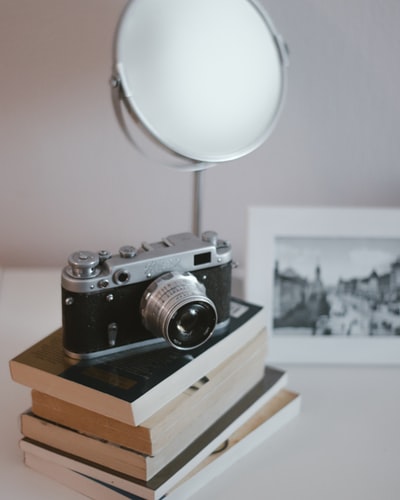 棕色木桌上的黑白照相机